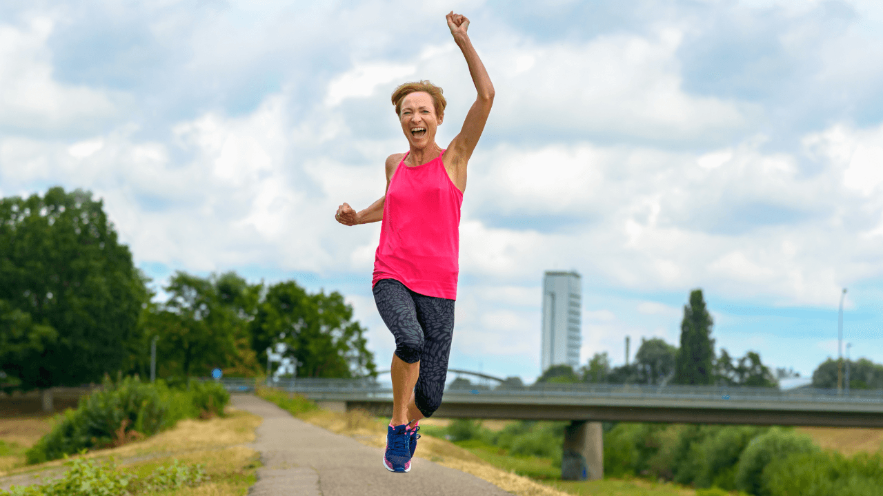 Ein inspirierendes Bild einer aktiven Person mittleren Alters, die schmerzfrei und glücklich beim Training ist.